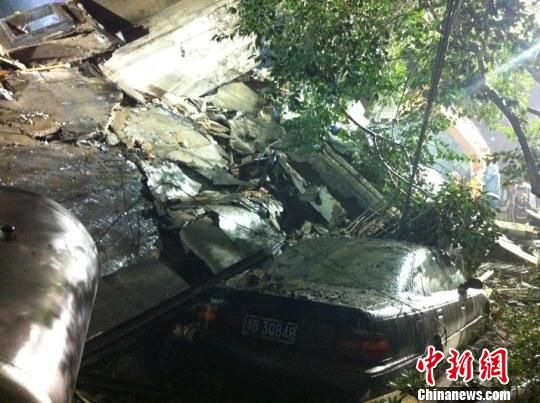 六層民房倒塌現(xiàn)場(chǎng)。何蔣勇　攝