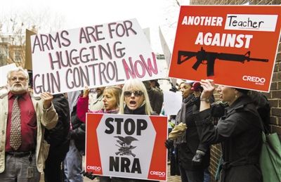 12月17日，華盛頓，示威者來到美國“全國槍支協(xié)會(huì)”在國會(huì)的說客辦公室表達(dá)控制槍支的訴求。