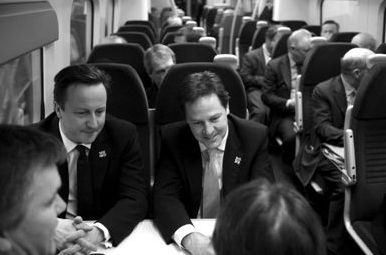 2012年1月9日，英國首相卡梅倫(左)與副首相克萊格(右)乘火車前去參加會議。