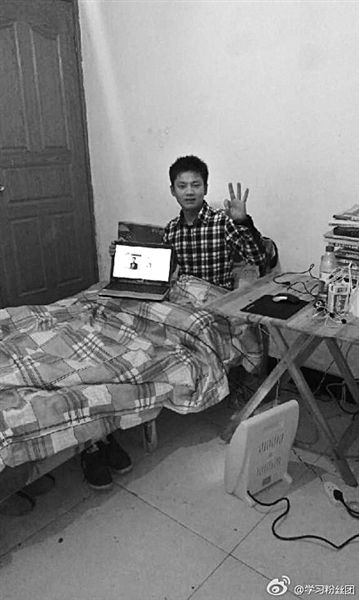 張洪銘在微博上發(fā)了張照片。照片顯示，他居住的屋子主要有一床一桌，寒冬里以電暖器取暖。