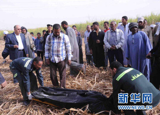 2月26日，在埃及旅游城市盧克索附近，急救人員在熱氣球事故現(xiàn)場(chǎng)搬運(yùn)遇難者遺體。 新華社發(fā)