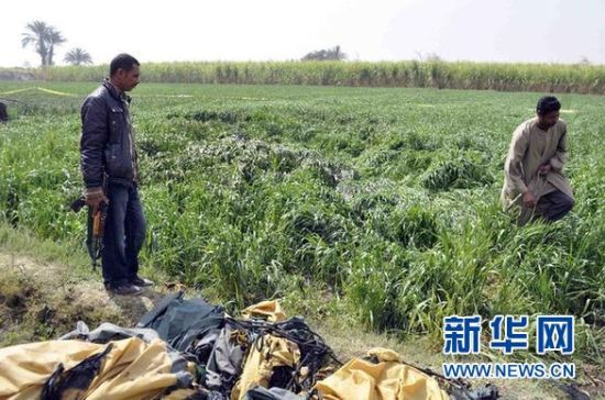 2月26日，在埃及旅游城市盧克索附近，當(dāng)?shù)匕踩藛T在發(fā)生熱氣球爆炸事故的現(xiàn)場(chǎng)查看。