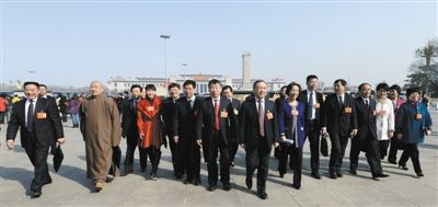 昨日，中國(guó)人民政治協(xié)商會(huì)議第十二屆全國(guó)委員會(huì)第一次會(huì)議在北京人民大會(huì)堂開(kāi)幕。這是全國(guó)政協(xié)委員走向人民大會(huì)堂。新華社記者 陳樹(shù)根 攝