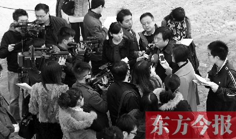 經(jīng)適房“下課”，公租房的申請、租金等備受關(guān)注，圖為鄭州市房管局規(guī)劃和住房保障處處長馮榮智被媒體記者“