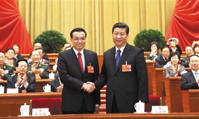 昨日，人大會(huì)議投票表決，決定李克強(qiáng)為國(guó)務(wù)院總理后，習(xí)近平和李克強(qiáng)親切握手。 新華社記者 蘭紅光 攝