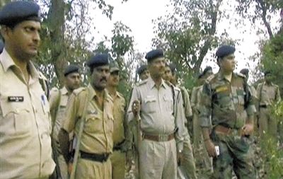 電視畫面顯示，大量警察在案發(fā)地搜查疑犯。