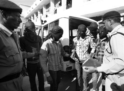 3月18日，印度中央邦，涉嫌輪奸瑞士女游客的男子被押往法庭。據(jù)悉，6名男子均面臨搶劫指控，其中4人面臨強奸指控。