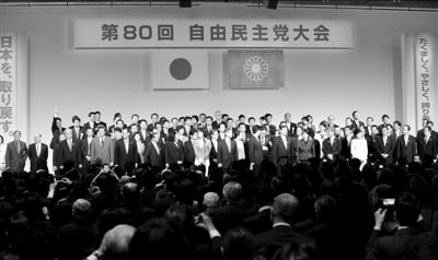 3月17日，日本自民黨黨員在東京出席自民黨年度大會。新華社發(fā)