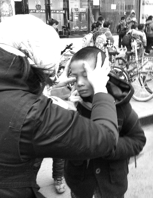 春天風(fēng)沙大，一孩子被風(fēng)沙瞇了眼