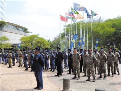 3月23日，南非警員參加德班峰會(huì)安保動(dòng)員會(huì)。為確保峰會(huì)安全，南非政府從全國抽調(diào)3000名警察加強(qiáng)安保。 新華社發(fā)