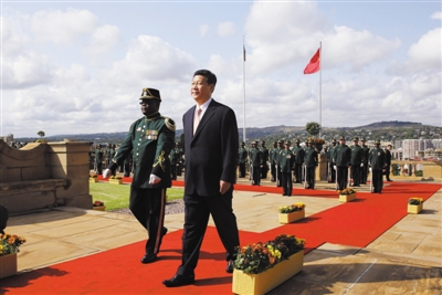 3月26日，南非總統(tǒng)祖馬在比勒陀利亞聯(lián)邦大廈前廣場(chǎng)舉行儀式，歡迎中國(guó)國(guó)家主席習(xí)近平訪問(wèn)南非。這是習(xí)近平檢閱儀仗隊(duì)。新華社記者 蘭紅光 攝