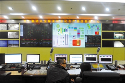 前日，八寶煤業(yè)公司，大家監(jiān)控井內狀況。新華社 張楠 攝