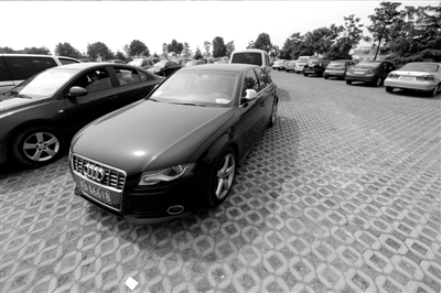 3月30日，掛有AZG(安徽政府公務(wù)的拼音縮寫）通行證的車輛停放在合肥市小蜀山公墓停車場(chǎng)內(nèi)。