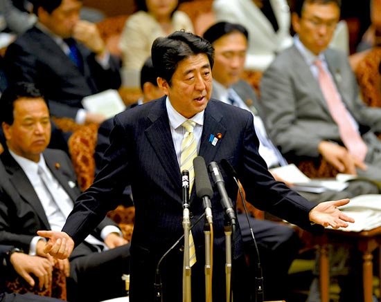 23日，安倍在參議院預算委員會發(fā)表講話。