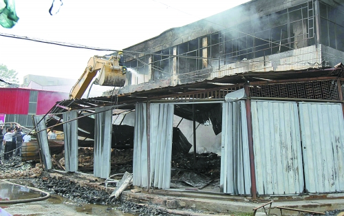 大火燒了近4個(gè)小時(shí)，中牟縣貿(mào)易區(qū)被燒得面目全非。