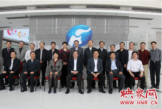 郭庚茂等省領(lǐng)導(dǎo)與省廣電局、河南電視臺的同志們合影