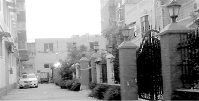 拉警戒線的地方就是高家居住的15號樓。高天峰居住在榮華小區(qū)一棟復(fù)式二層樓，三戶人家各有獨(dú)院。榮華小區(qū)一名業(yè)主供圖