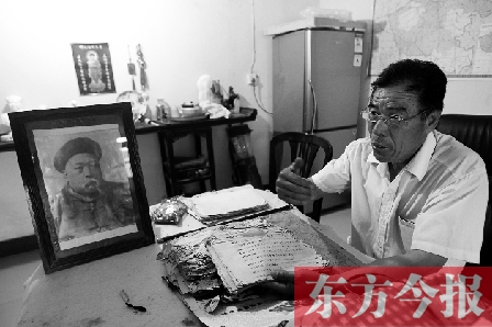 　魏樹(shù)紹手拿《物權(quán)法講義》手稿，在講訴先祖書(shū)寫(xiě)“物權(quán)法”的歷史（相框里就是魏聯(lián)奎）