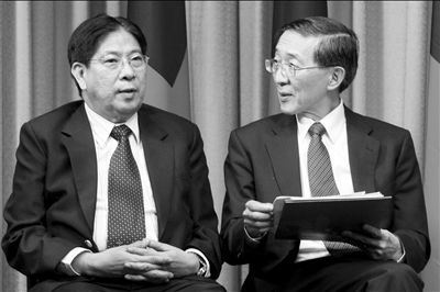 昨天凌晨,菲駐臺(tái)北馬尼拉經(jīng)濟(jì)文化辦事處代表白熙禮(左)與臺(tái)灣外事部門負(fù)責(zé)人林永樂在臺(tái)北共同舉行記者會(huì)。圖/CFP