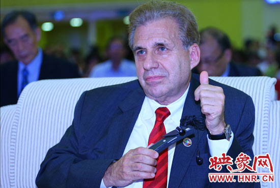 聽到關(guān)于鄭州航空港經(jīng)濟(jì)綜合實(shí)驗(yàn)區(qū)的介紹，約翰.卡薩達(dá)博士豎起了大拇指