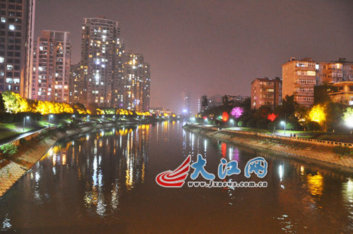 夜幕下的玉帶河，風(fēng)景很好，但是臭氣熏天。