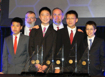 孫嘯秋(右二)與獲得團(tuán)體組冠軍的隊(duì)友任昊淼(前左一)、林浩然(前左二)、Matthew Lipman