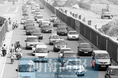 因施工封路，中州大道上的車輛行駛緩慢 王春勝/攝