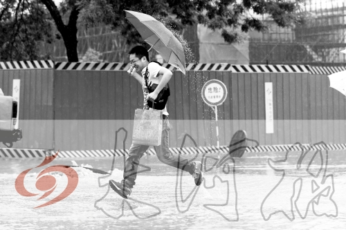 鄭州經(jīng)三路與北環(huán)交叉口處，積水較深，行人們不得不“練輕功”。 記者 白周峰 攝影