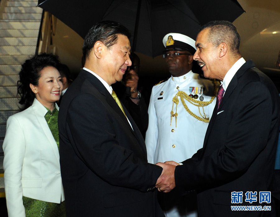 特立尼達(dá)和多巴哥總統(tǒng)卡莫納夫婦、總理比塞薩爾等到機(jī)場(chǎng)迎接習(xí)近平和夫人彭麗媛。饒愛(ài)民 攝