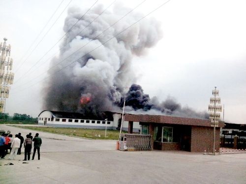 現(xiàn)場濃煙滾滾。