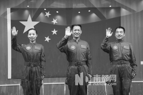 神舟十號(hào)航天員王亞平(左)、聶海勝(中)、張曉光(右)。 新華社發(fā)