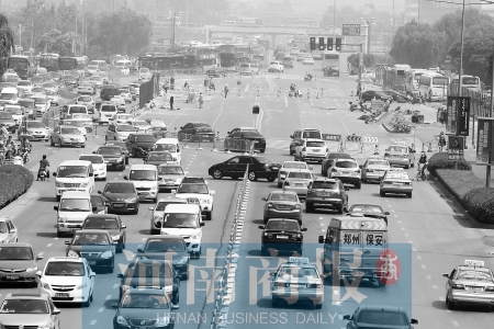 花園路封道施工，通行不暢 王春勝/攝