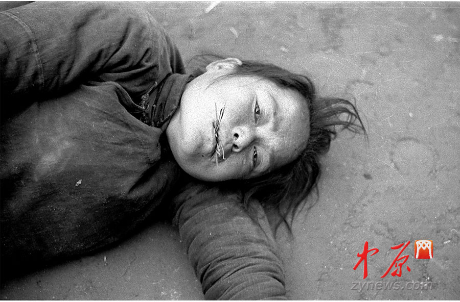 饑荒受災(zāi)者，她嘴里咬了幾根草