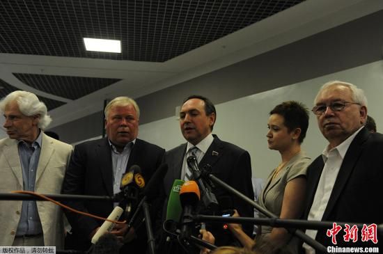 據(jù)外媒報(bào)道，美國“棱鏡”監(jiān)控計(jì)劃泄密者愛德華·斯諾登于莫斯科時(shí)間7月12日在莫斯科謝列梅捷沃機(jī)場與多家人權(quán)機(jī)構(gòu)代表人士舉行會(huì)談。圖為參加會(huì)談的人權(quán)代表接受媒體采訪。