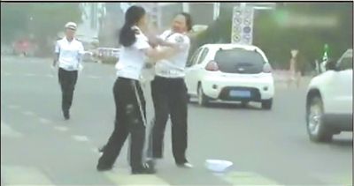 兩名“女交警”馬路中央廝打。圖/東方IC