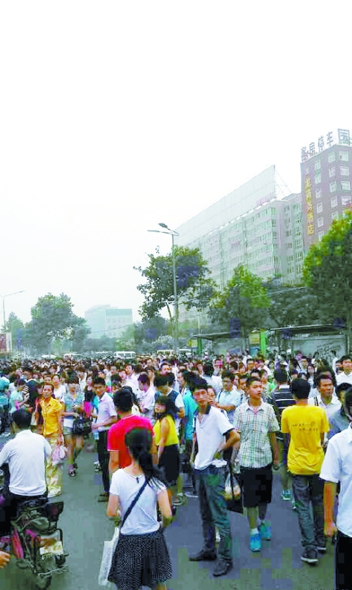 　早高峰等公交，場面蔚為壯觀（網(wǎng)友供圖）。