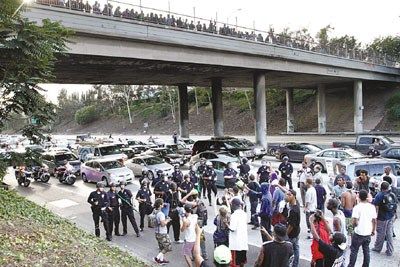 地點(diǎn):美國(guó)洛杉磯。大批警察和示威者正在對(duì)峙