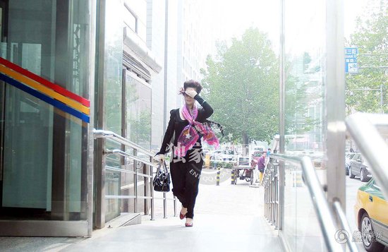 2013年7月22日，李某輪奸案庭前會(huì)議在海淀某法庭舉行，現(xiàn)場(chǎng)有大批媒體等候。