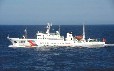 24日在釣魚島附近海域巡航的中國海警船。