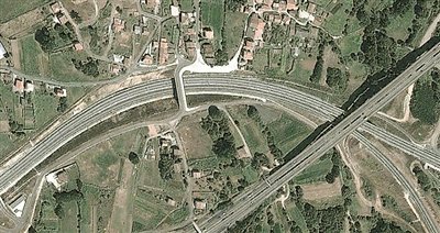 事發(fā)地的急轉(zhuǎn)彎道。以下是監(jiān)控視頻截圖。