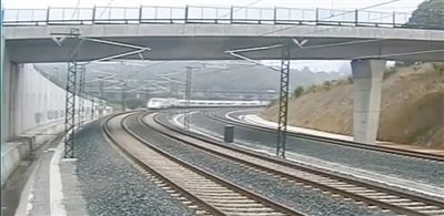 時(shí)速190公里的列車(chē)通過(guò)一個(gè)限速80公里的急轉(zhuǎn)彎。