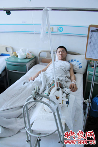 “如果有人肯幫我出4萬元的醫(yī)藥費(fèi)，我愿意為他免費(fèi)工作3年，多苦多累都行?！?月26日，躺在病床里上的