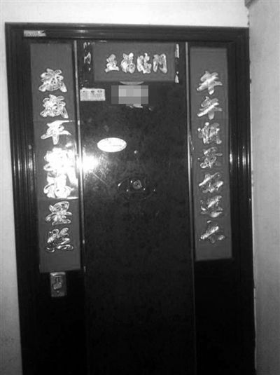 昨天22時許,被摔女童家房門緊閉,多名家屬稱,在協(xié)商處理孩子后事。新京報記者 楊鋒 攝