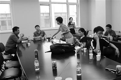 昨日，什剎海街道辦事處第四會(huì)議室，“什剎海女童練攤父親被打”事件的通氣會(huì)現(xiàn)場。