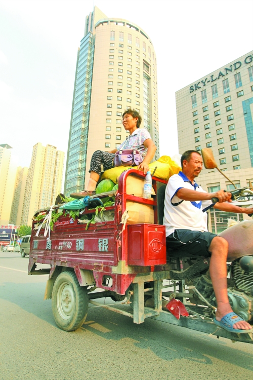 多賣瓜，瓜農在烈日下奔波忙碌。