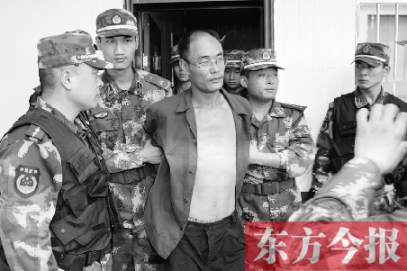 7月27日13時50分許，駐馬店市西平縣的“7·25”連環(huán)殺人案犯罪嫌疑人丁金華（左三）在禹州落網(wǎng)