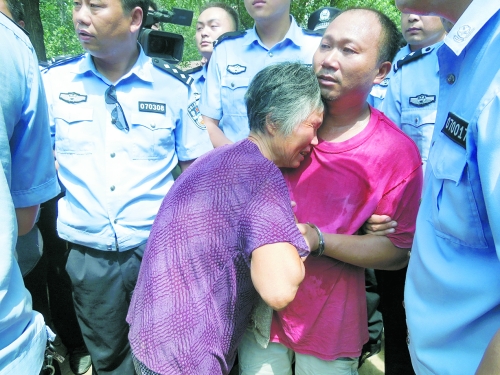 潛逃23年，歸案之時再見父母，最不能承受的究竟是誰？