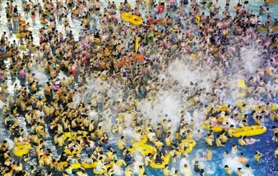 29日，湖北省武漢市，近日江城暑熱難解，人們紛紛前往水上樂園解暑，由于人數(shù)眾多，形成了“下餃子”的壯觀場面。圖/CFP