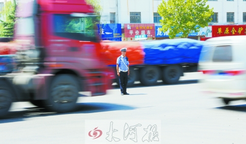 連霍高速受橋梁爆破影響禁止通車，310國道車流量迅速增加，當?shù)亟痪块T安排大量警力保障道路暢通。