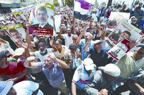 16日，穆爾西的支持者進行“憤怒的星期五”大游行，抗議軍方清場行動造成嚴(yán)重人員傷亡。